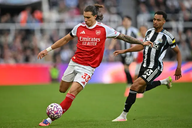 Riccardo Calafiori (L) vies with Newcastle United's English midfielder Jacob Murphy