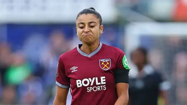 Ines Belloumou is sent off