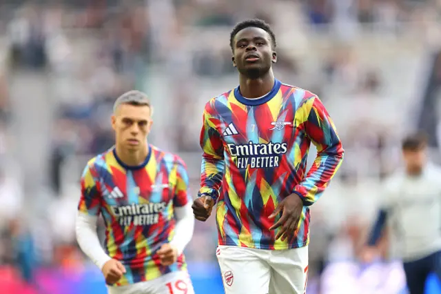 Bukayo Saka of Arsenal warms up