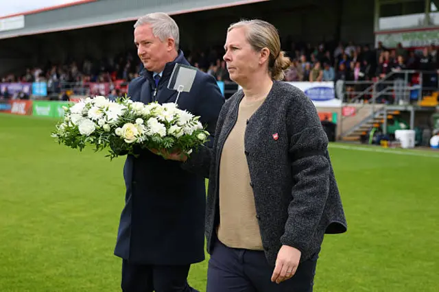 Paul Green and Rehanne Skinner lay a wreath