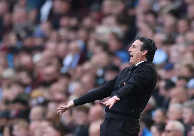 Unai Emery reacts