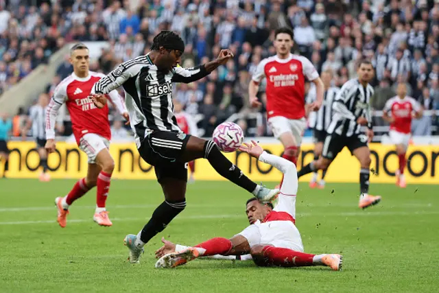 Anthony Elanga of Newcastle United vies for the ball with Gabriel