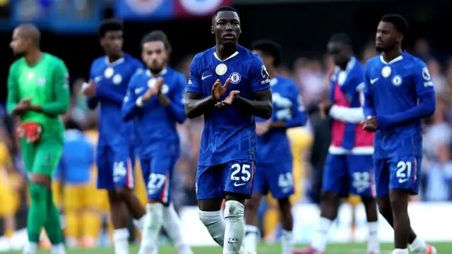 Chelsea players clapping fans