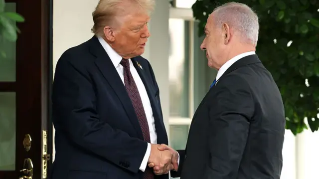 Trump and Netenyahu shake hands in front of the White House