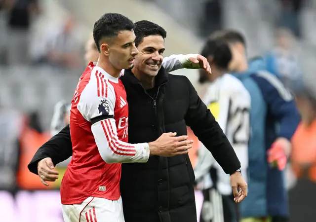 Mikel Arteta and Gabriel Martinelli celebrate