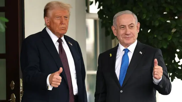 Trump and Netenyahu give thumbs ups in front of the White House