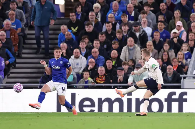 West Ham United's English striker #20 Jarrod Bowen scores the equalising goal