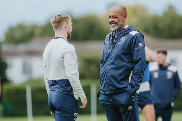 Nuno Espirito Santo speaking to West Ham's Jarrod Bowen at training session
