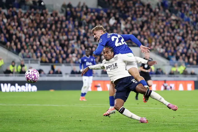 Kiernan Dewsbury-Hall of Everton has a headed shot during the Premier League match between Everton and West Ham United at Hill Dickinson Stadium on September 29, 2025 in Liverpool, England.