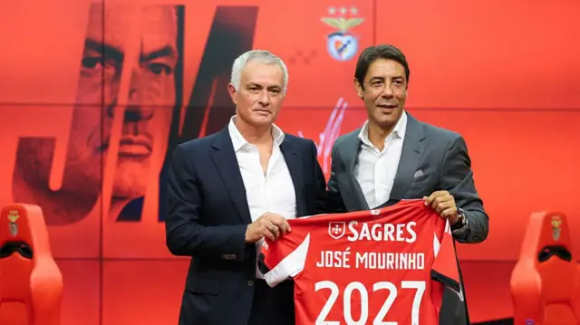 Portuguese coach Jose Mourinho (L) holds up a Benfica jersey with his name together with Benfica president Rui Costa