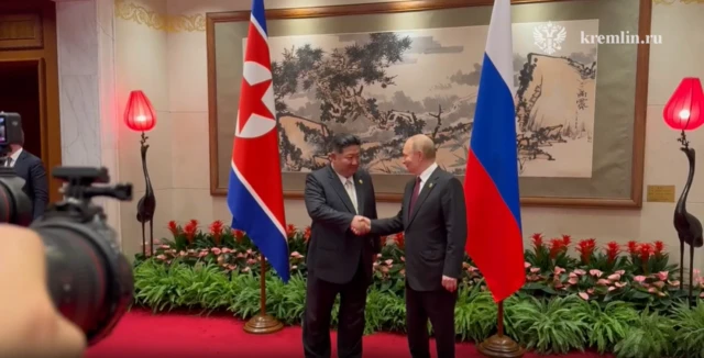 Kim and Putin shake hands