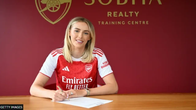 Chloe Kelly signs a contract