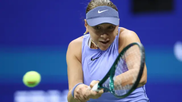 Amanda Anisimova hits a backhand