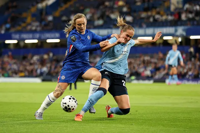 Erin Cuthbert of Chelsea is challenged by Sydney Lohmann of Manchester City during the Barclays Women's Super League match between Chelsea FC and Manchester City at Stamford Bridge on September 05, 2025 in London, England.
