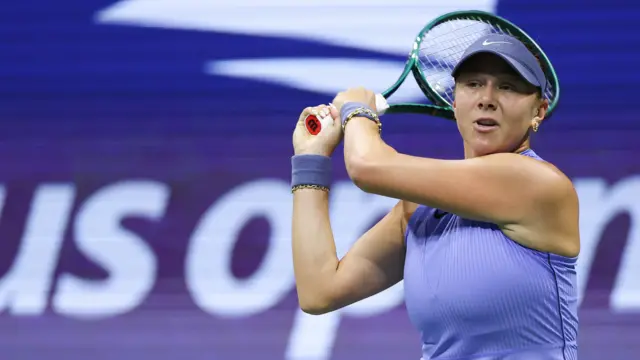 Amanda Anisimova hits a backhand