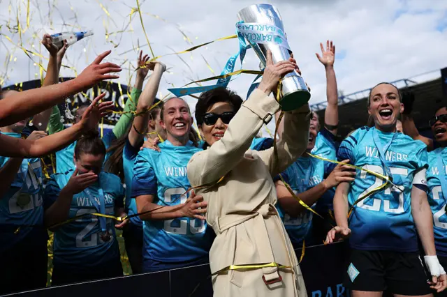 Michelle Kang lifts the WSL 2 trophy at the end of last season