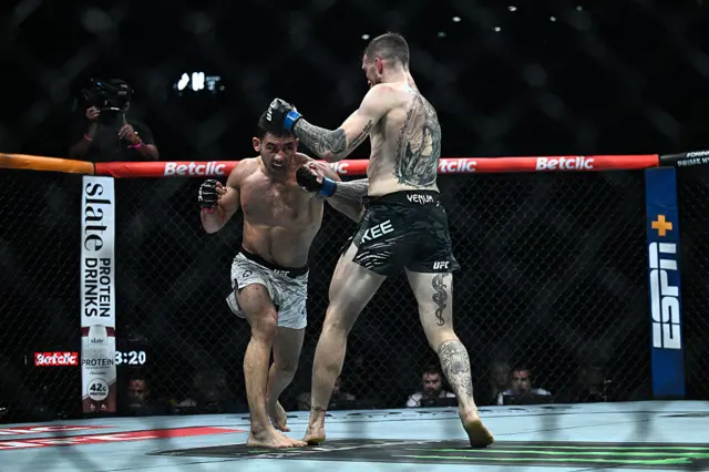 Axel Sola hits Rhys McKee with a body shot