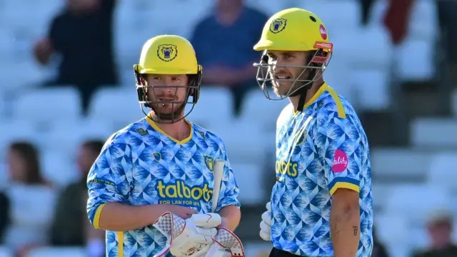 Bears' Alex Davies (L) and Sam Hain