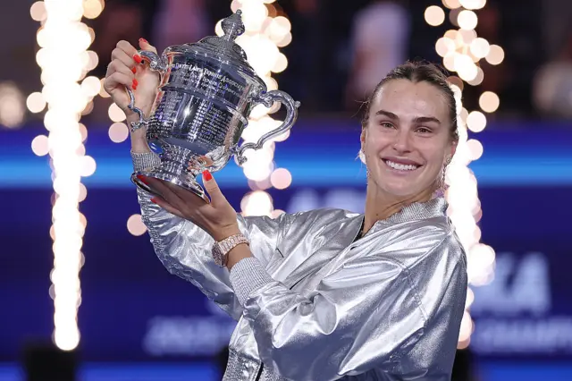 Aryna Sabalenka stands with US Open trophy after beating Amanda Anisimova in 2025 final at Flushing Meadows