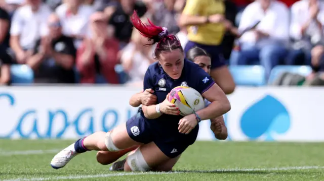 Evie Gallagher try
