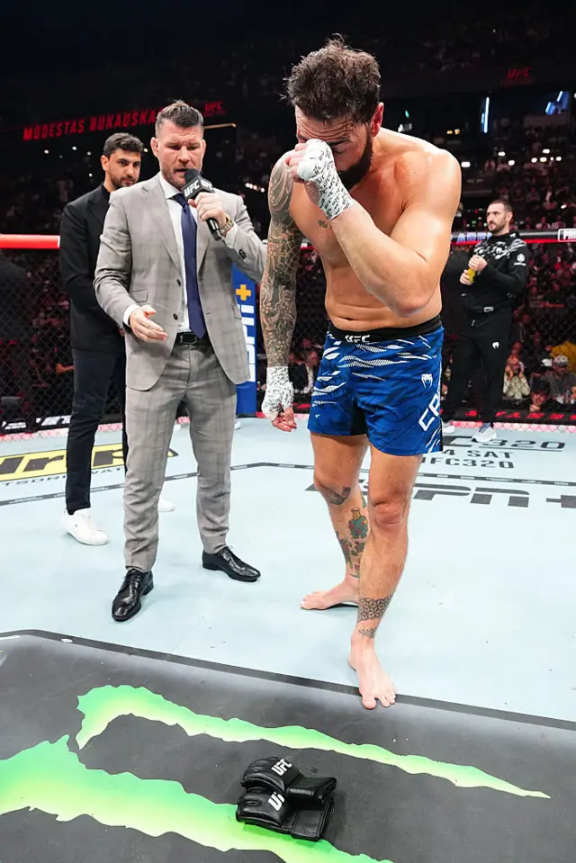 Paul Craig leaves his gloves in the middle of the UFC cage