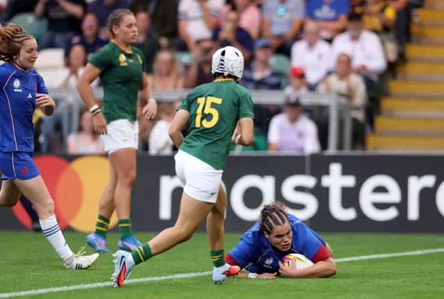 Deshaye scoring a try