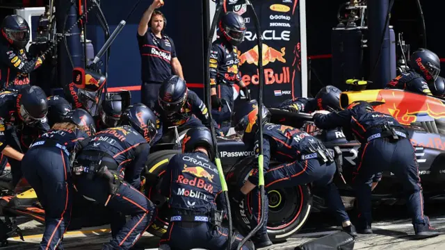 Yuki Tsunoda pit stop