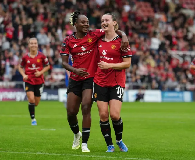 Elizabeth Terland del Manchester United celebra a Melvine Malard después de marcar el segundo gol de su equipo