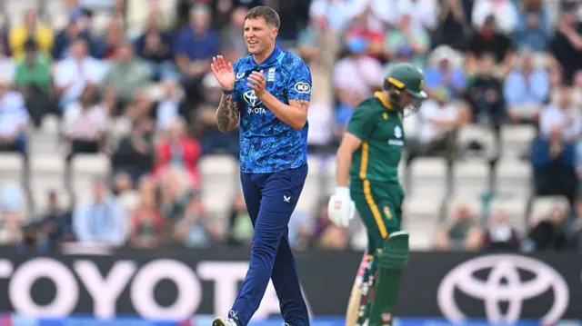 Brydon Carse celebrates taking the wicket of Wiaan Mulder.