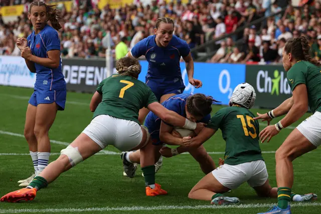 Agathe Gerin scoring a try