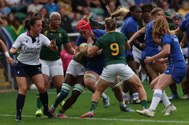 Charlotte Escudero scoring a try