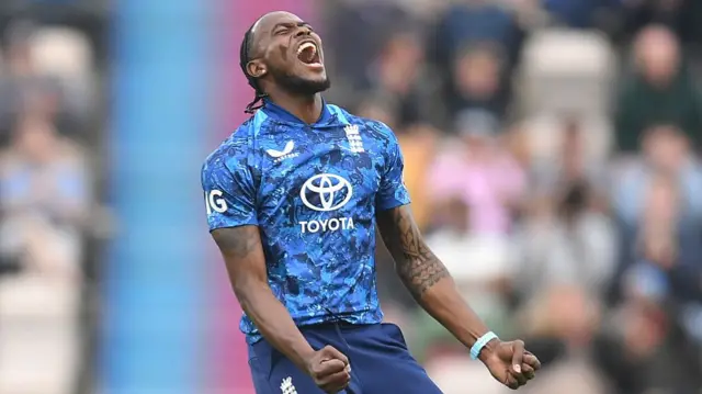 Jofra Archer celebrates taking a wicket vs South Africa