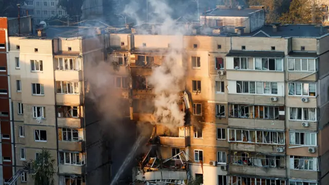 Firefighters put out blaze in Kyiv