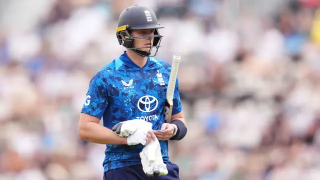Jamie Smith leaves the field after being caught vs South Africa