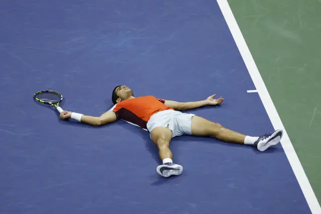Carlos Alcaraz lays out on Ashe