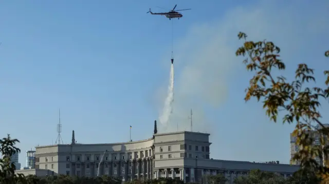 Helicopter drops water on govt building in Kyiv