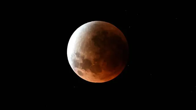 A red full moon