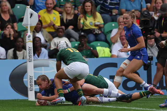 Emilie Boulard  scoring a try