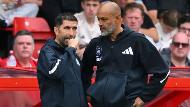 Nuno Espirito Santo talks with assistant Rui Pedro Silva during a 3-0 defeat at home to West Ham