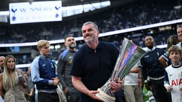 Ange Postecoglou with the Europa League trophy