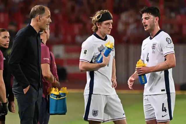 Declan Rice talks to midfielder Anthony Gordon (C) next to England's German head coach Thomas Tuchel