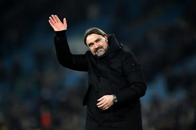Daniel Farke waves