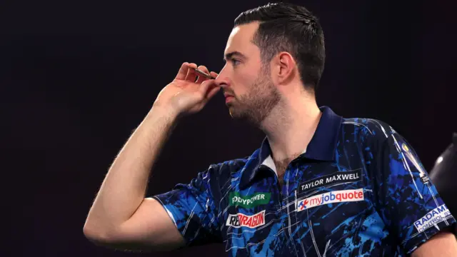 Luke Humphries throws a dart