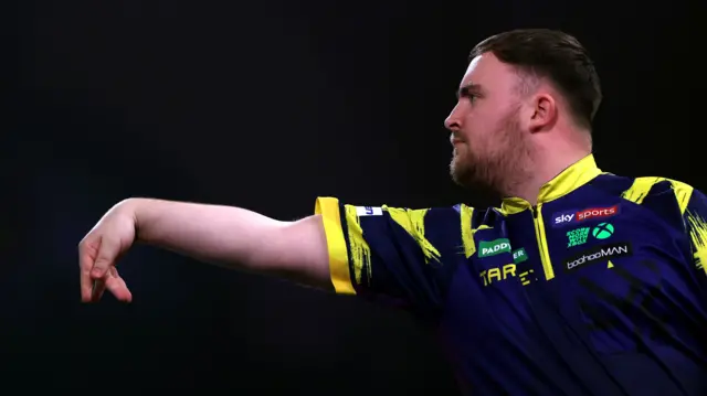 Luke Littler throws a dart
