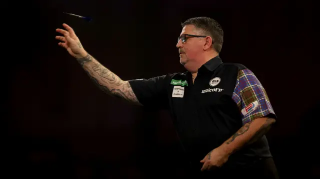 Gary Anderson throws a dart