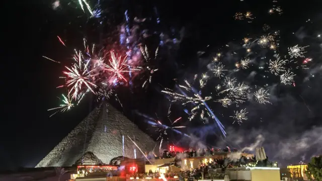 Fishekzjarrë ndizen mbi piramidat në Egjipt