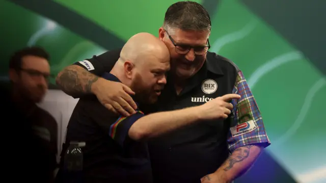 Gary Anderson embraces Justin Hood
