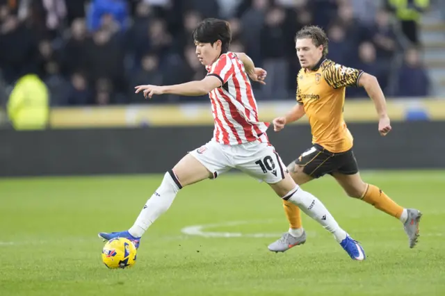 Stoke City's Bae Junho (right) and Hull City's Regan Slater