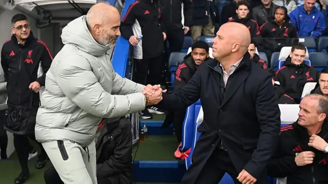 Enzo Maresca shakes hands with Arne Slot