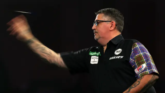 Gary Anderson throws a dart